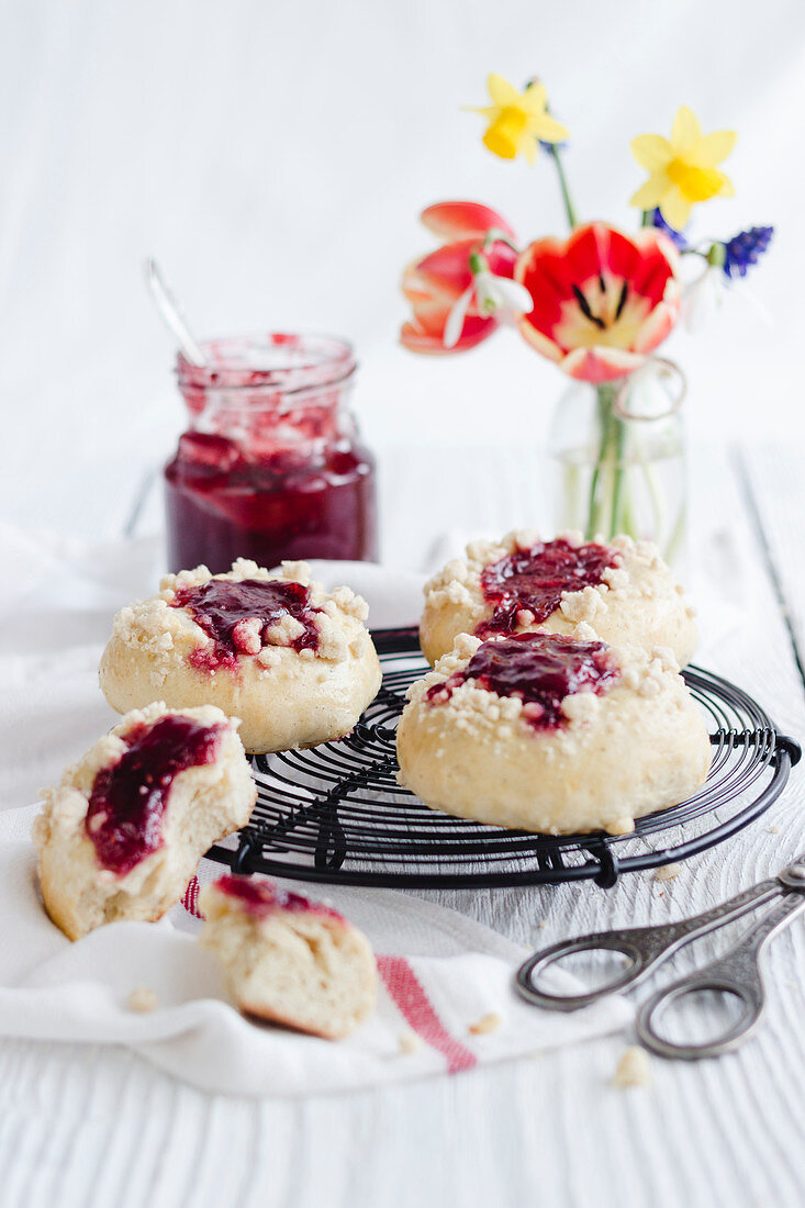 Marmeladen-Käsekuchen-Hefetaler mit Streuseln