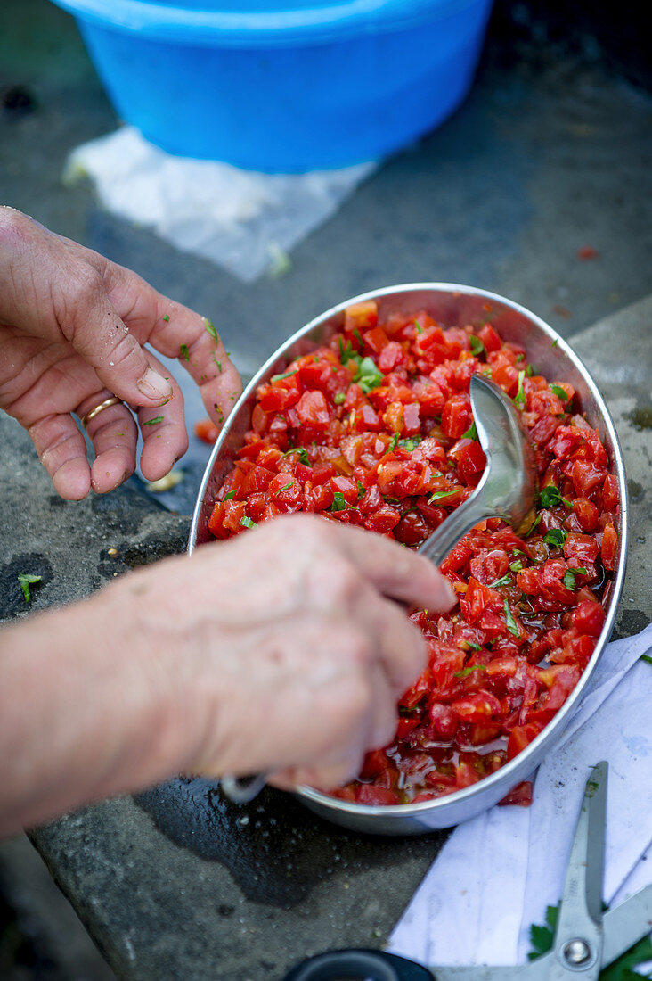 Salsa mit gehackten Tomaten