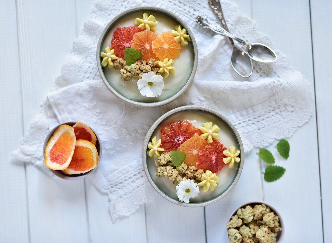 Veganes Zitrusdessert mit Limettenpudding und frischen Blutorangen