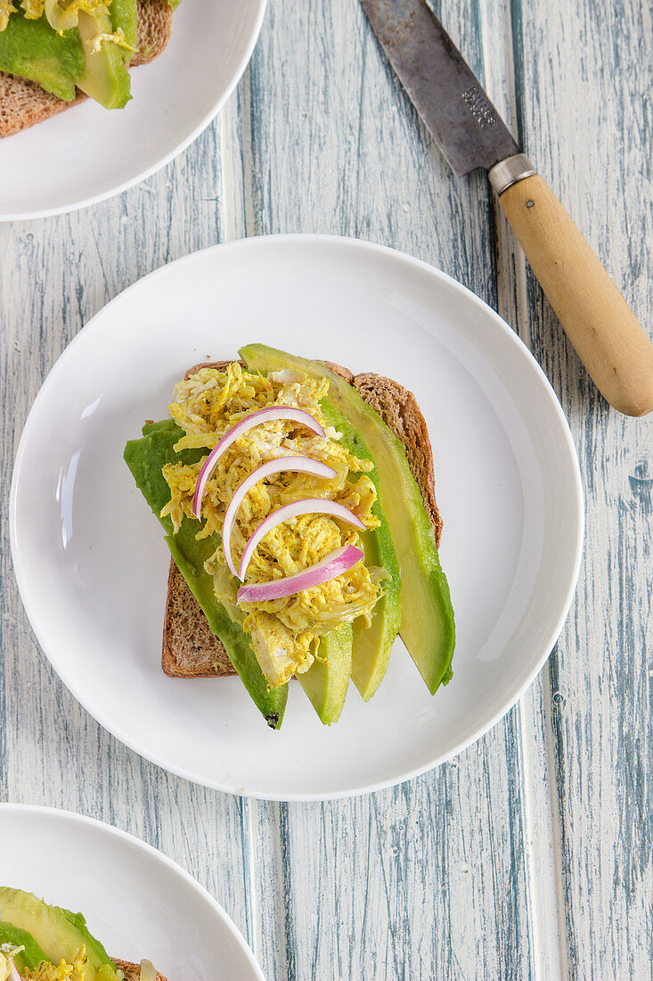 Toast mit Huhn und Avocado