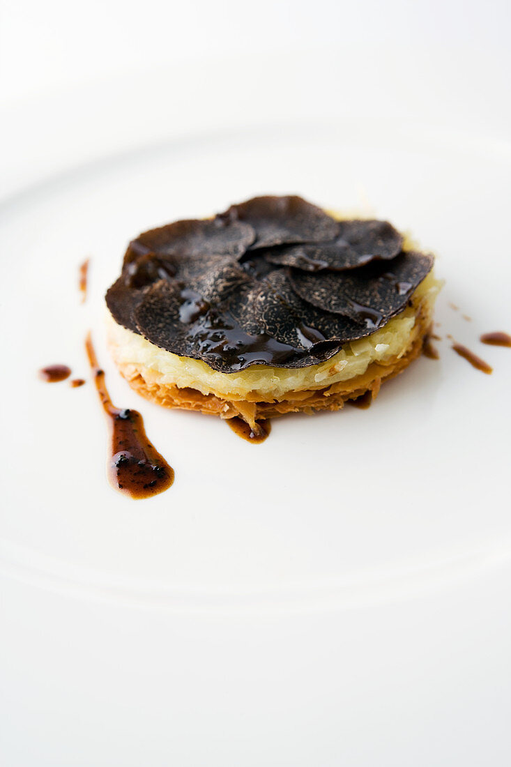 Onion cake with black truffles