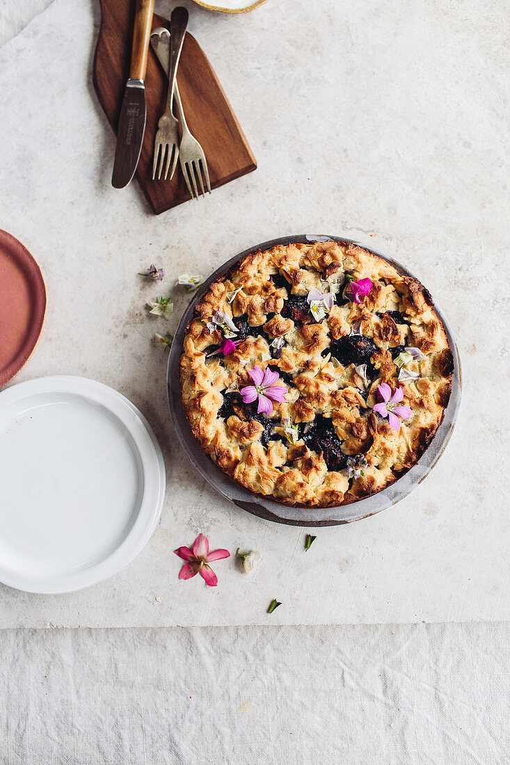 Pflaumenkuchen mit Essblüten