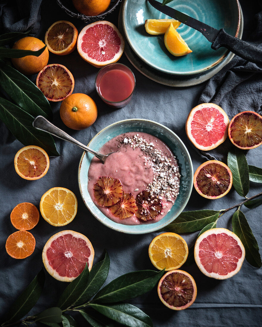 Vegane Smoothie-Bowl mit Blutorangen und Müsli