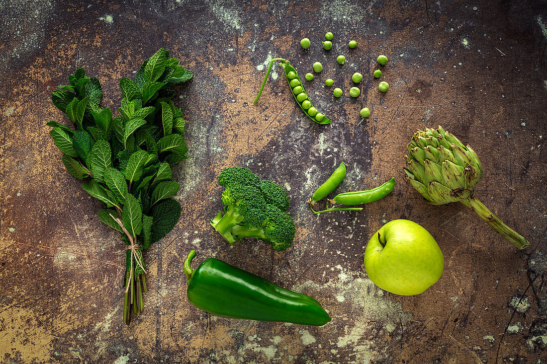 Grünes Gemüse, Obst und Kräuter auf Metalluntergrund