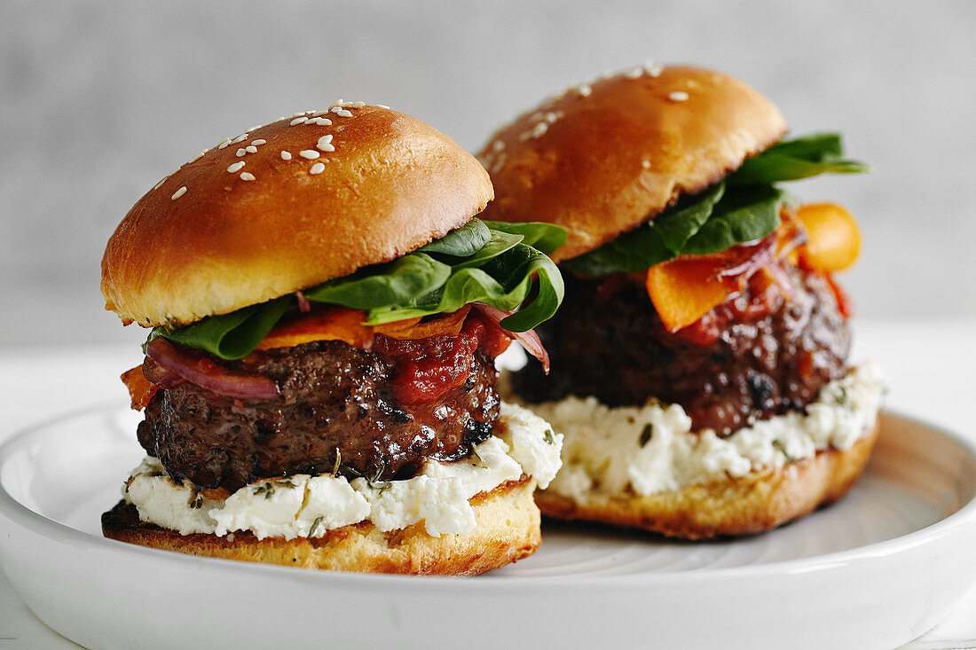 Rindfleischburger mit Frischkäse, Babyspinat und Ketchup