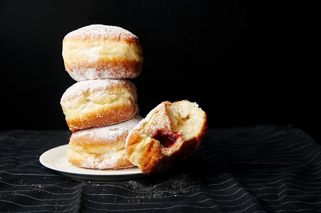 Gepuderte Krapfen mit Marmeladenfüllung