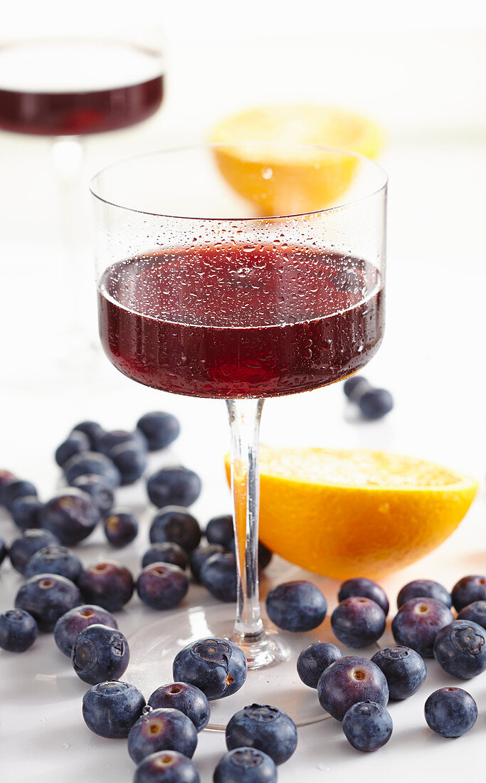 Selbstgemachter Heidelbeerlikör mit frischen Beeren, Orange und Wodka