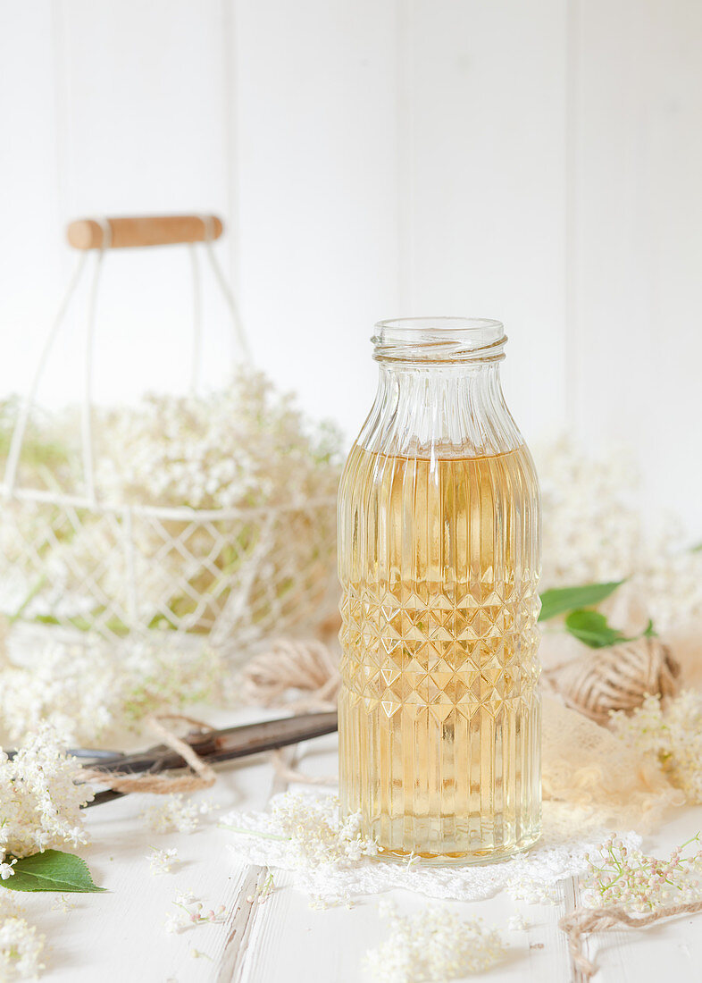 Holunderblütenlikör in Vintage-Flasche