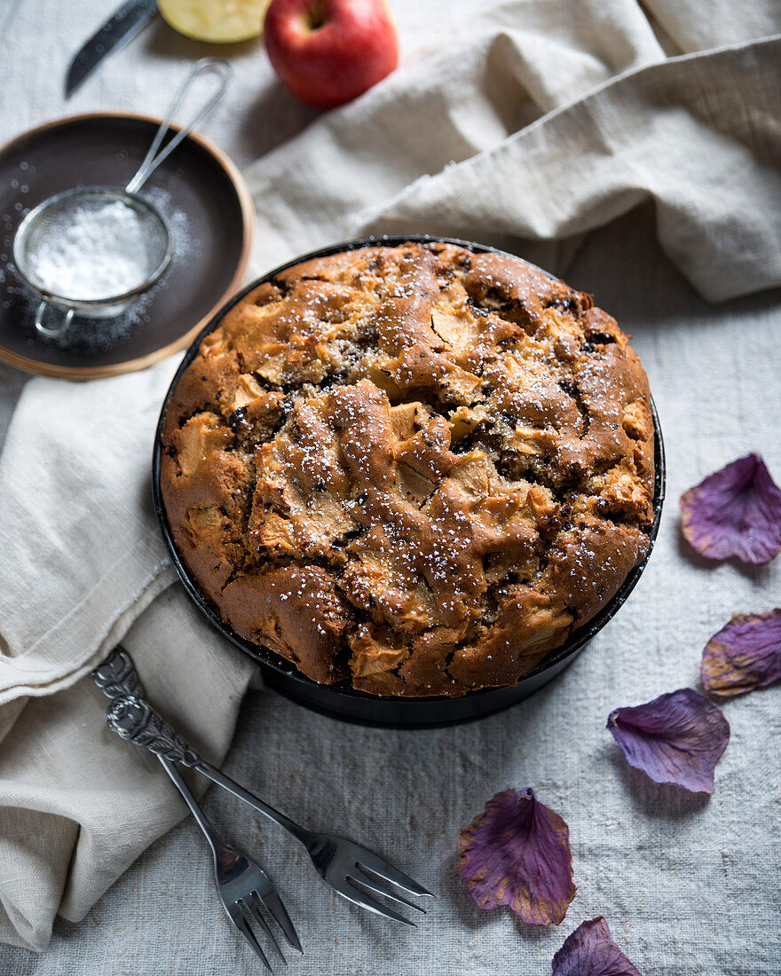 Veganer Apfelkuchen in einer Springform