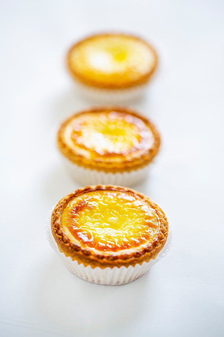 Small tarts with cream cheese -egg cream