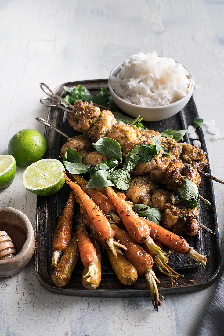 Thailändisch marinierte Hähnchenspieße mit gerösteten Karotten und Reis