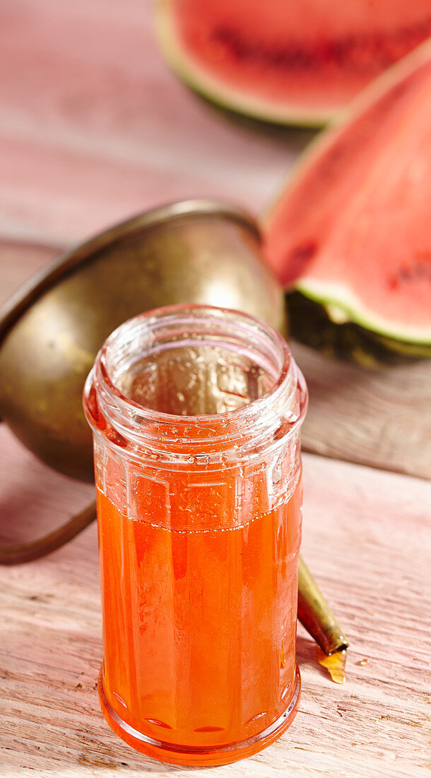 Selbstgemachter Wassermelonensirup im Glas