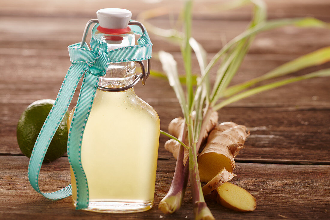 Selbstgemachter Limetten-Ingwer-Sirup mit Zitronengras