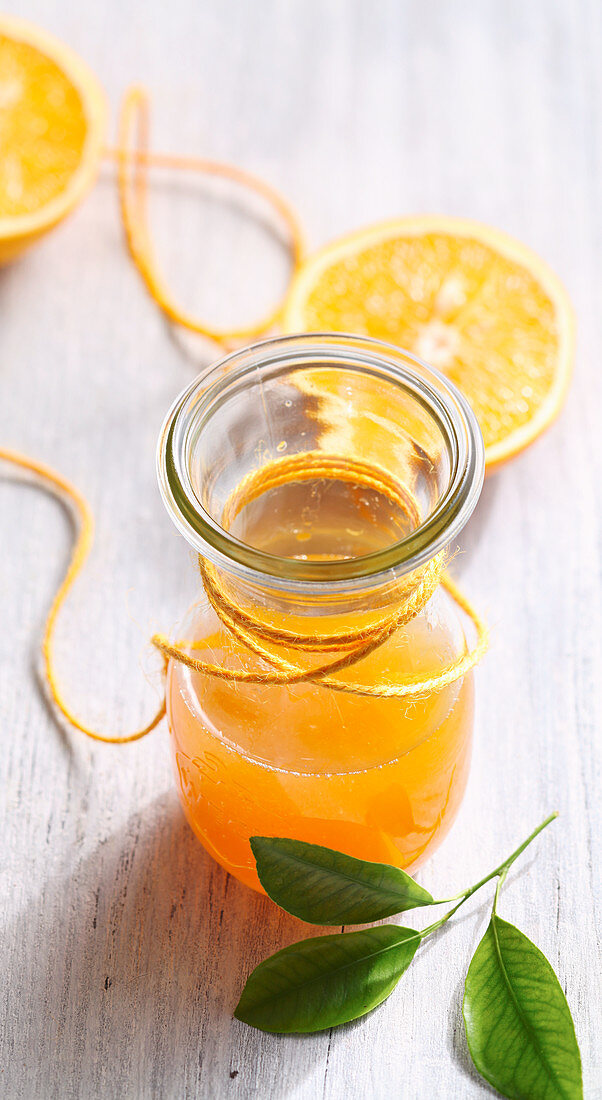 Selbstgemachter Orangensirup mit frischen Früchten