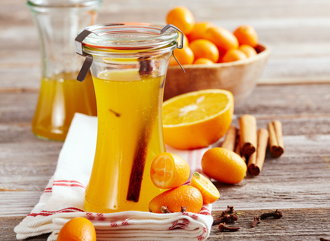 Selbstgemachter Kumquat-Orangen-Sirup mit Gewürzen