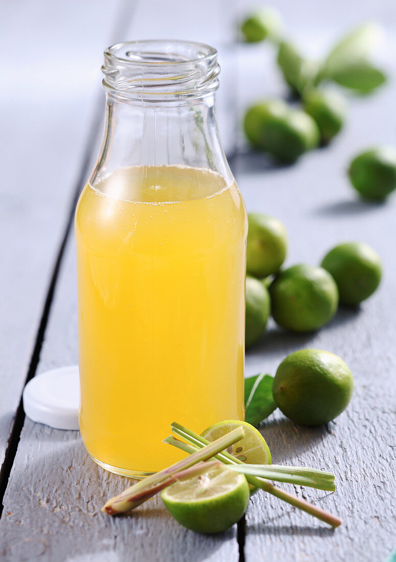 Selbstgemachter Limequat-Sirup mit Ingwer und Zitronengras