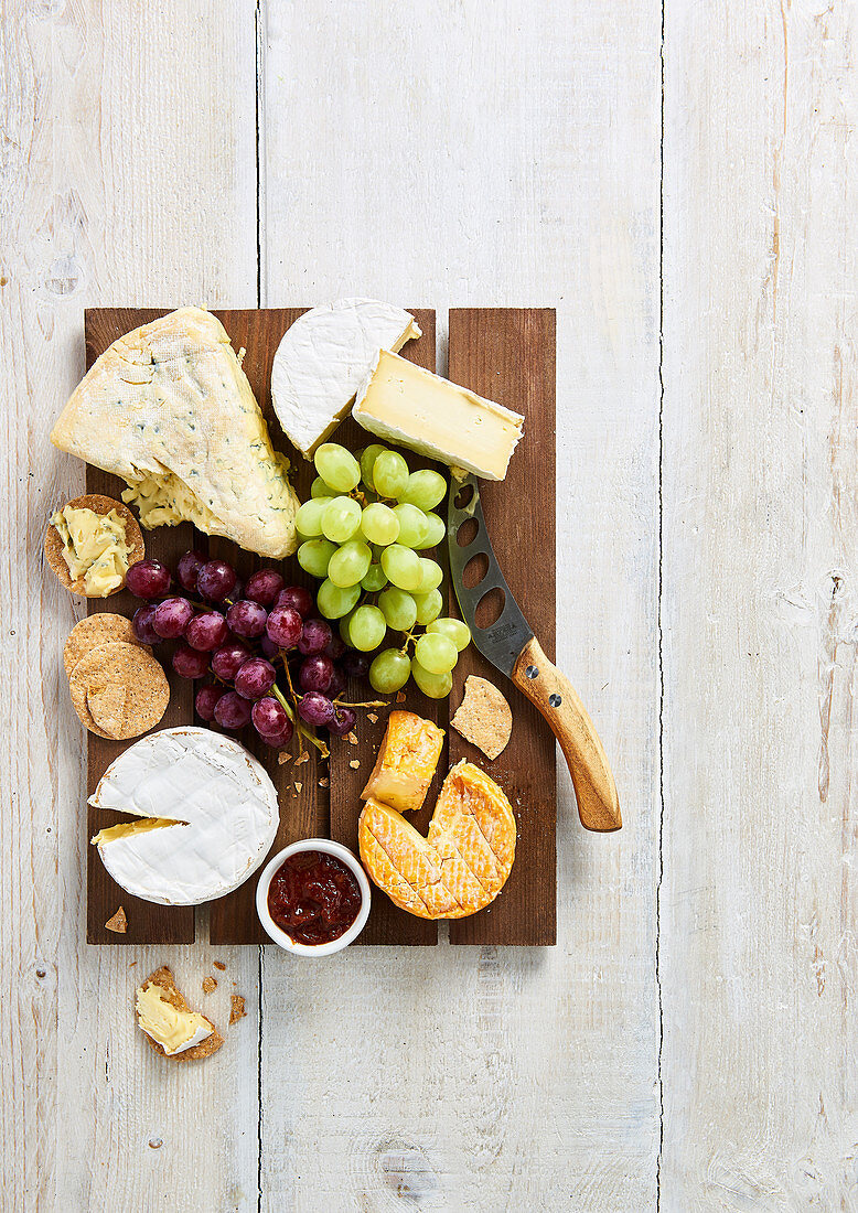 Käsebrett mit Biscuits, Trauben und Chutney