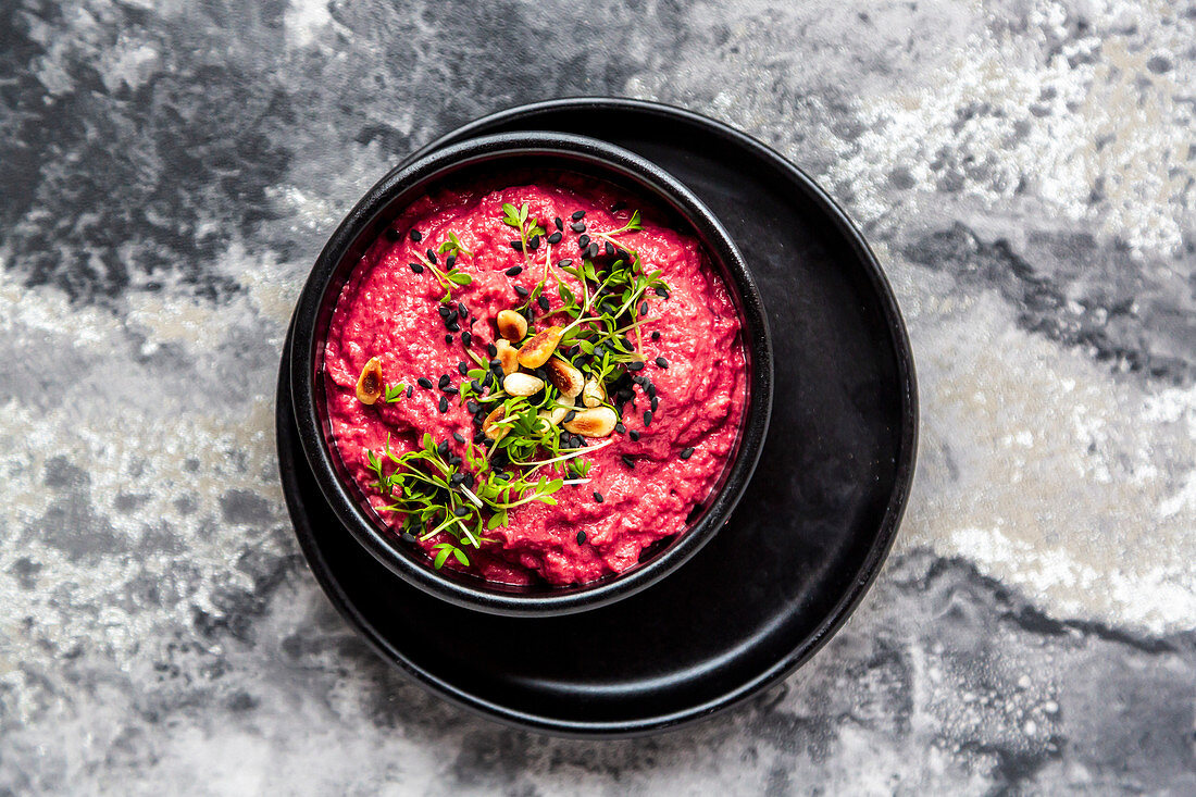 Rote-Bete-Hummus mit gerösteten Pinienkernen und Kresse