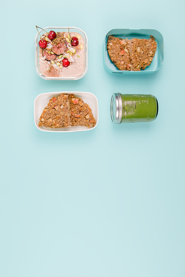 Take-away breakfast with a smoothie and porridge