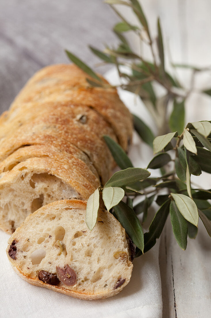 Ciabatta mit Oliven, in Scheiben geschnitten