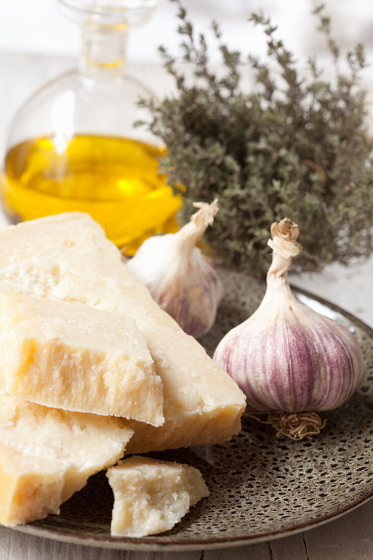 Parmesan am Stück, Knoblauch, Olivenöl und Thymian