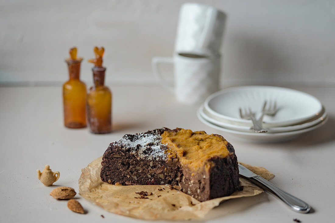 Veganer Brownie-Kuchen mit roten Bohnen und Mandeln