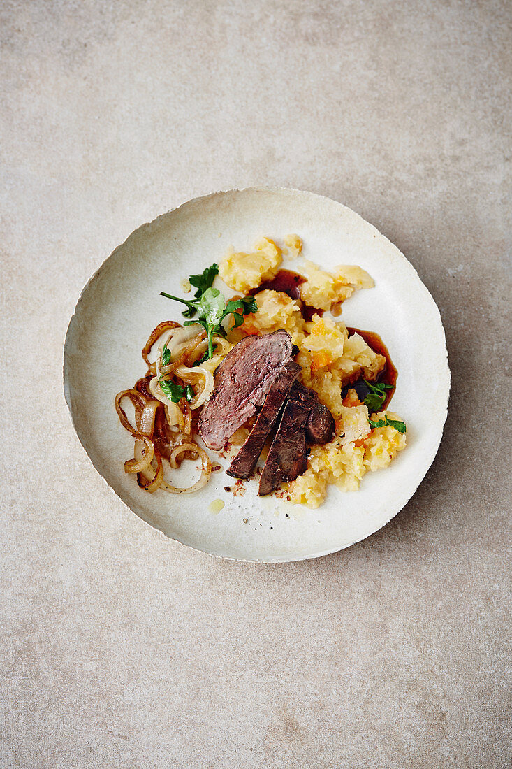 Gebratene Putenleber mit Steckrübenstampf und Zwiebeln