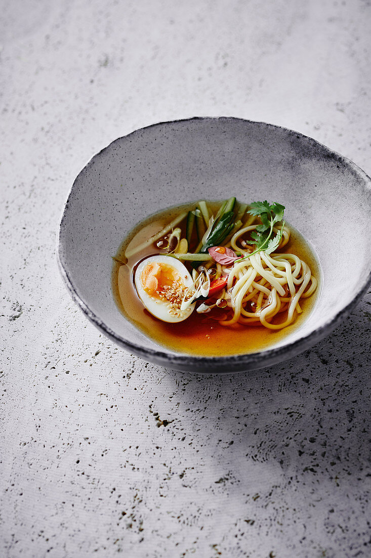 Asiatische Weizennudel-Suppe mit Zitronengras und Ei