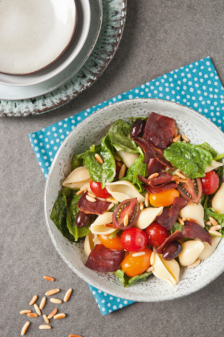 Nudelsalat mit Oliven und Schinken-Chips