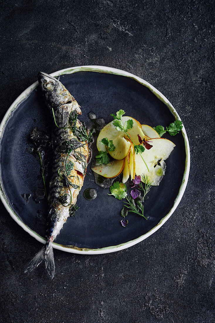 Fried mackerel with apples and fresh coriander