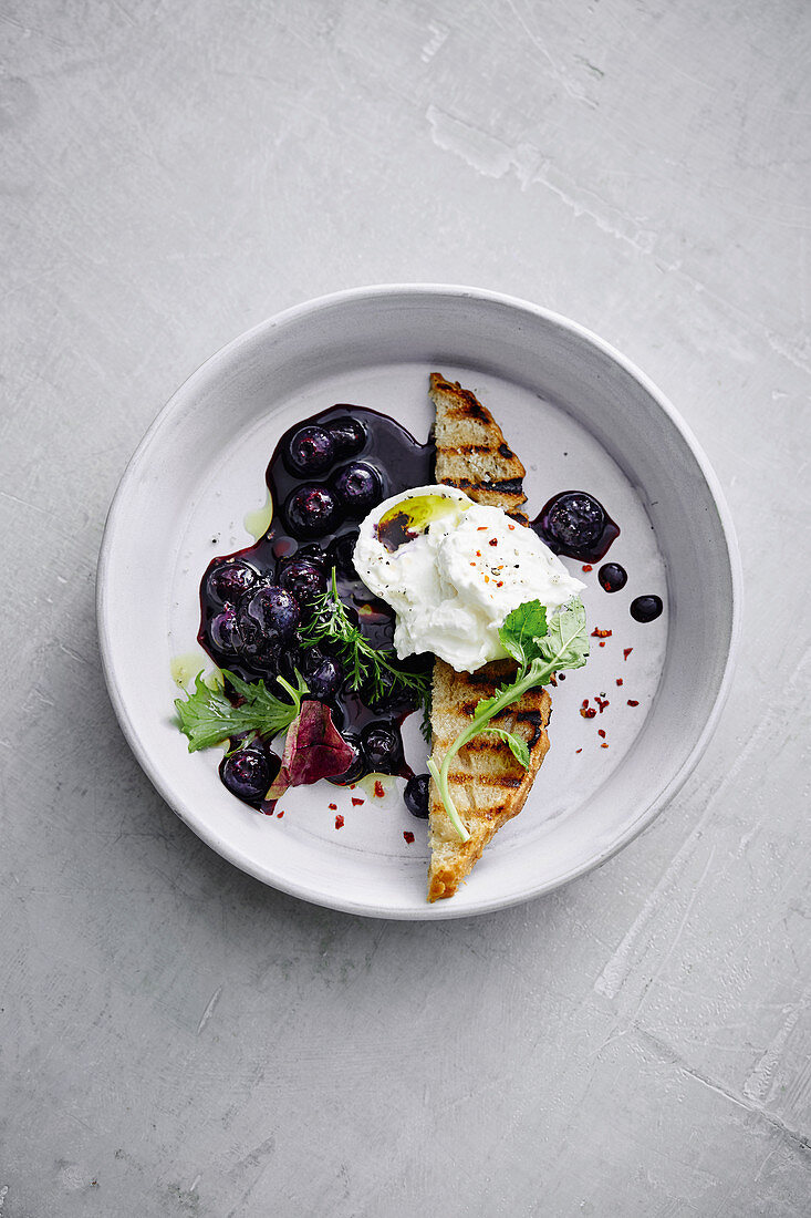 Burrata mit Blaubeerkompott und Ciabatta