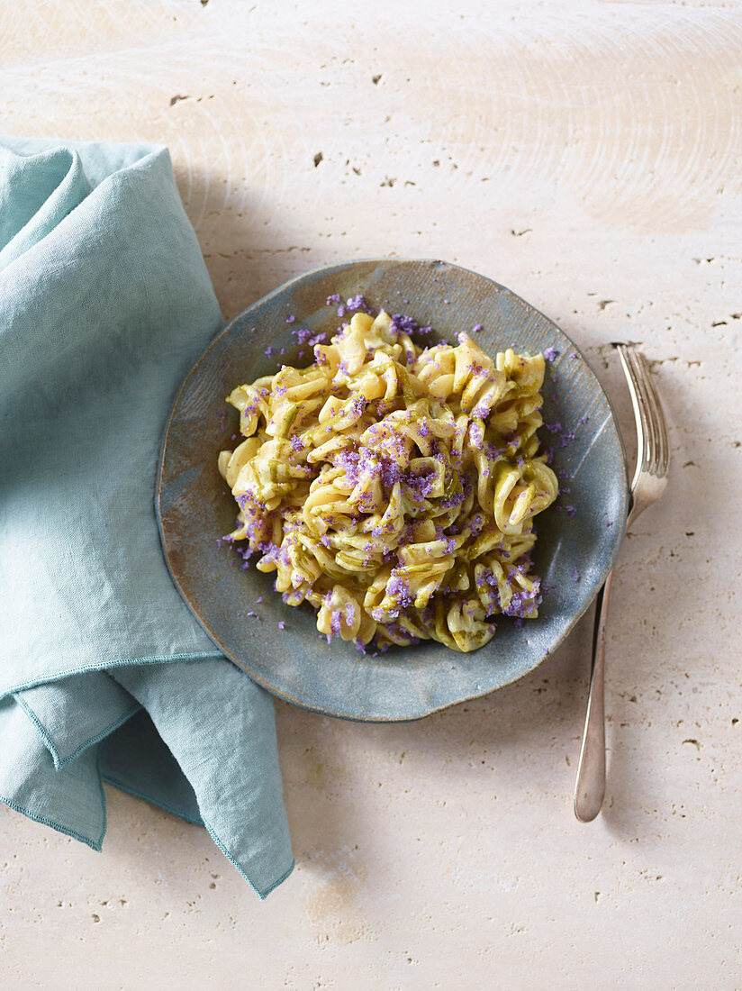 Fusilli mit Pistazienmus, Ricotta und lila Blumenkohl