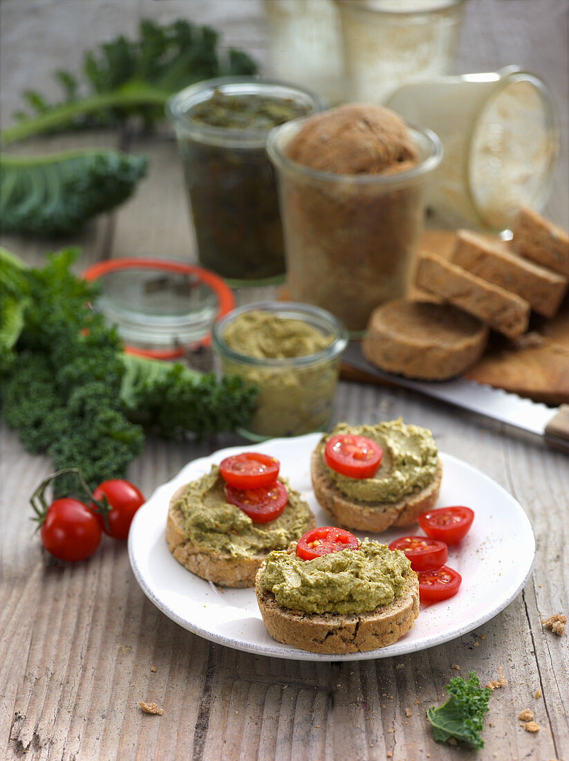 Grünkohlcreme und Kirschtomaten auf Bauernbrot