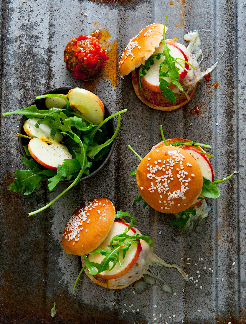 Cheeseburgers with rocket, apples and meatballs