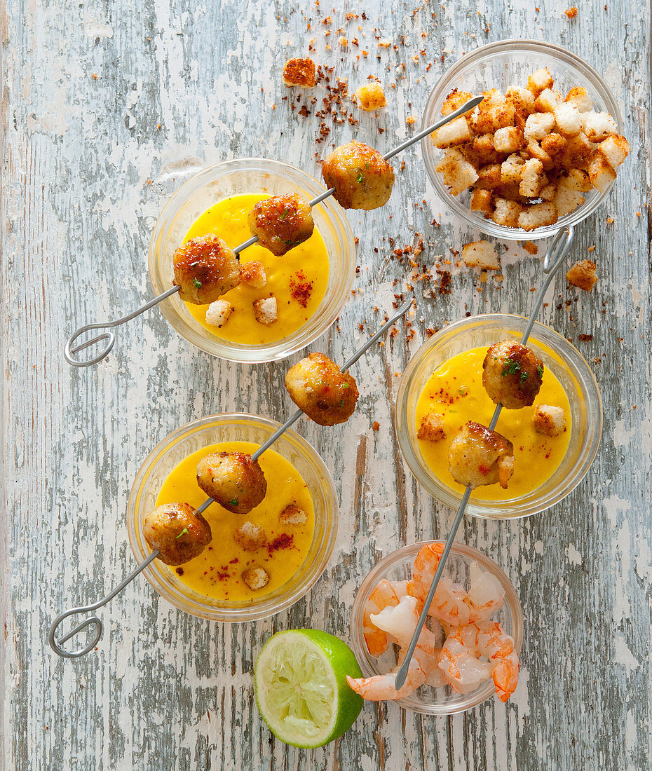 Garnelenbällchen mit Mango-Limetten-Sauce und Croûtons