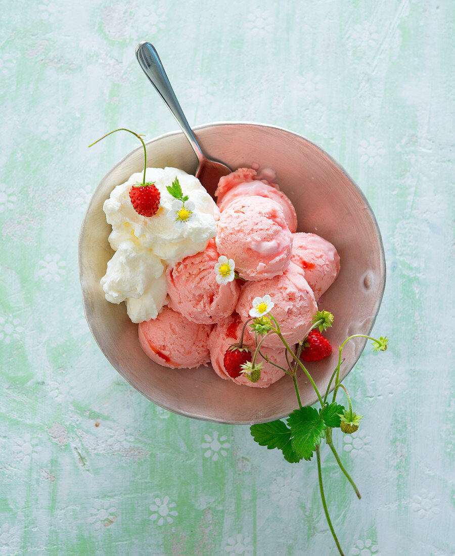 Strawberry ice cream with cream