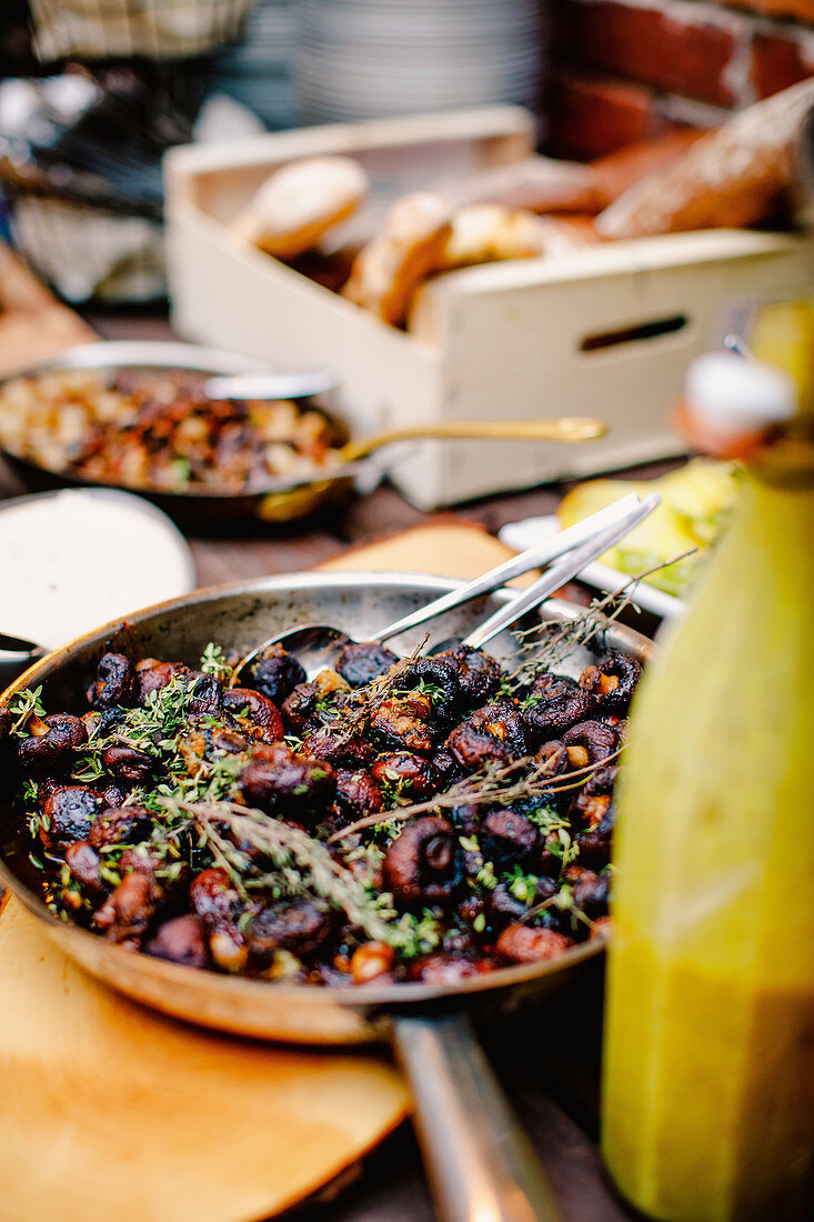 Antipasti-Champignons aus der Pfanne