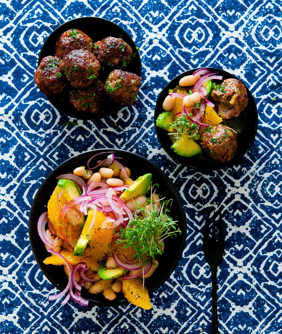 Mexikanischer Bohnensalat und Ranchero-Bällchen