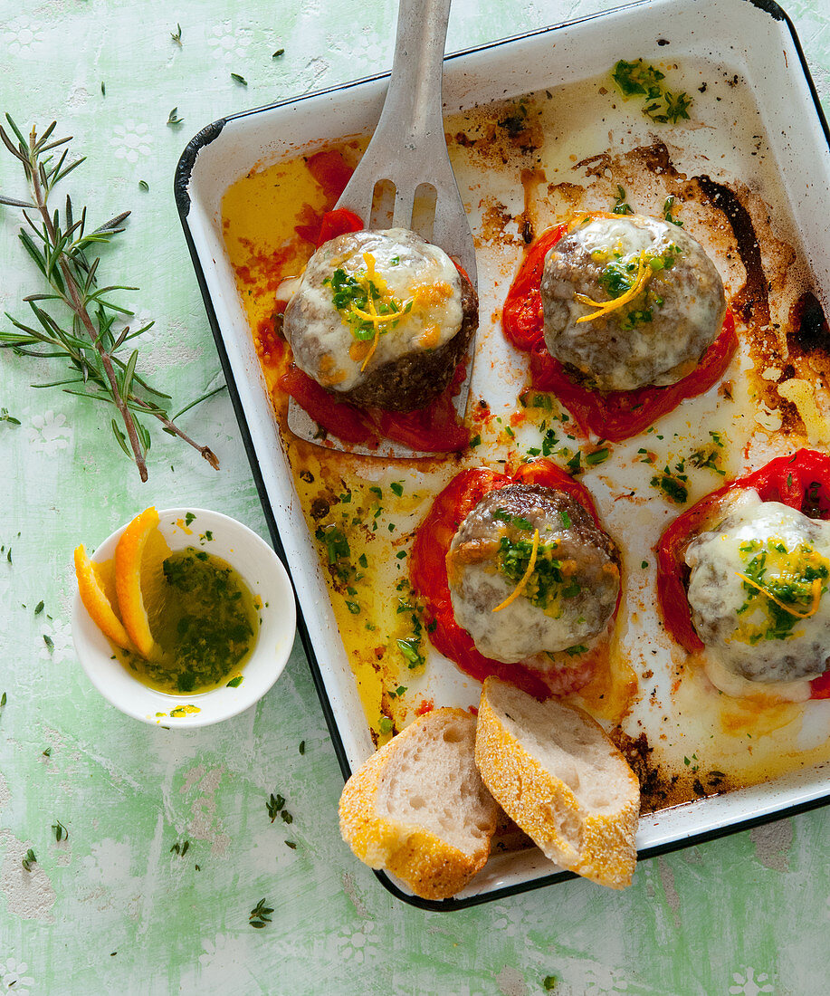 Rosmarinbuletten mit Mozzarella und Orangen-Basilikum-Pesto