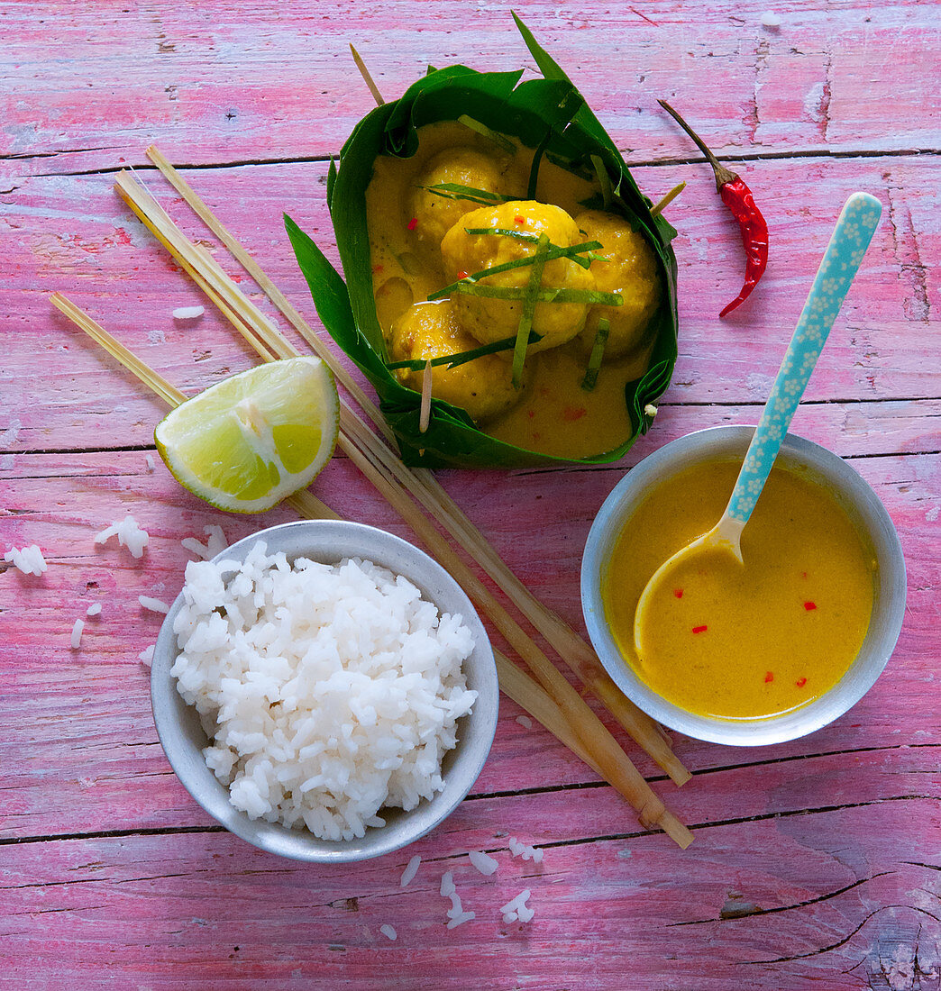 Tofu balls with lemon grass, curry sauce and aromatic rice