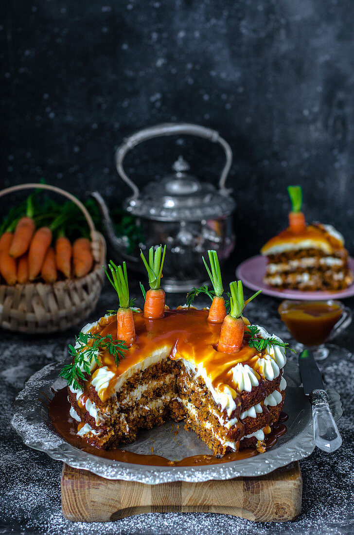 Karottenkuchen mit gesalzenem Karamell und frischen Möhren