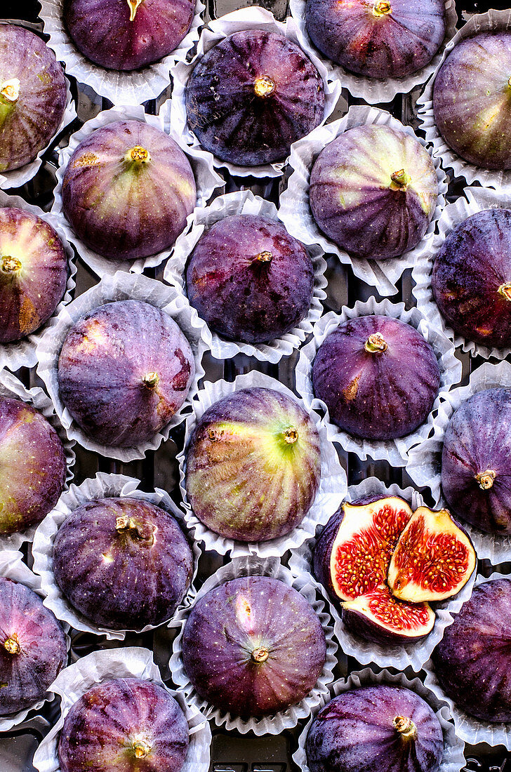 Fresh figs in individual paper packaging