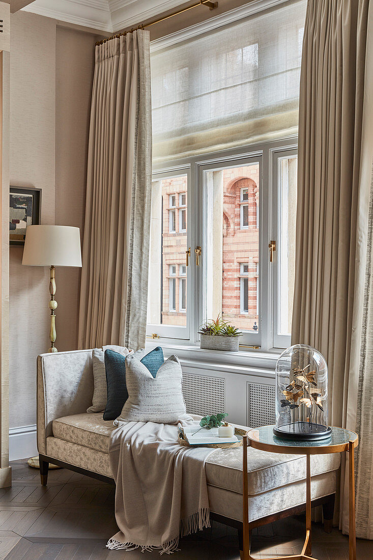 Gemütlicher Sitzplatz im eleganten Wohnzimmer in Beige