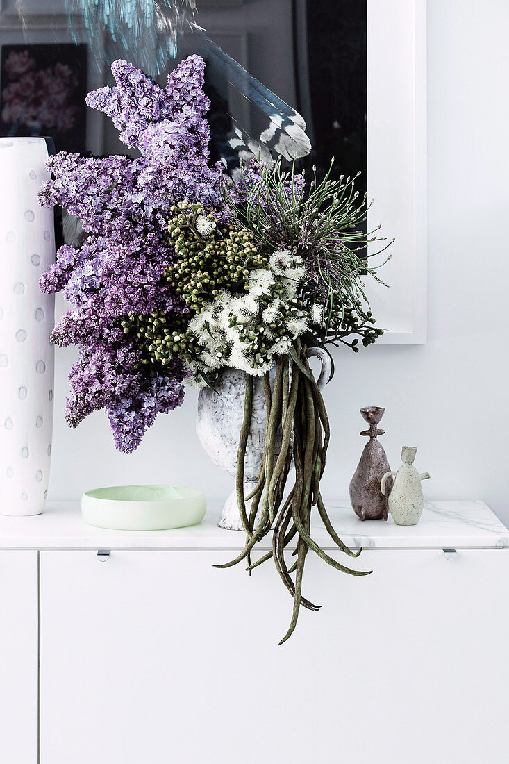 Bouquet of lilac with fruits of the trumpet tree