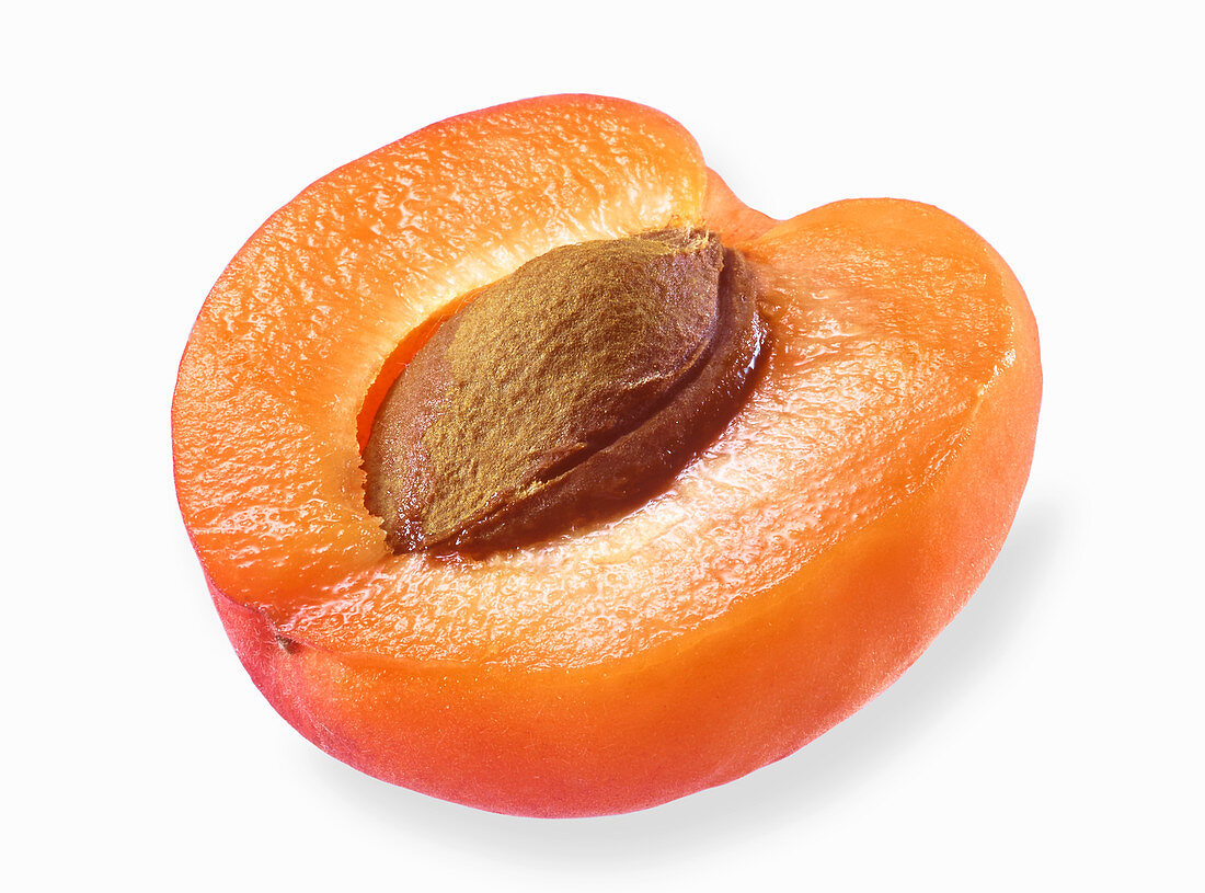 Eine halbierte Aprikose auf weißem Hintergrund