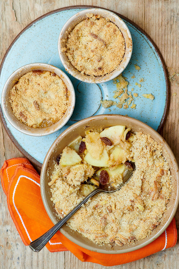 Apple crumble with marzipan and raisins