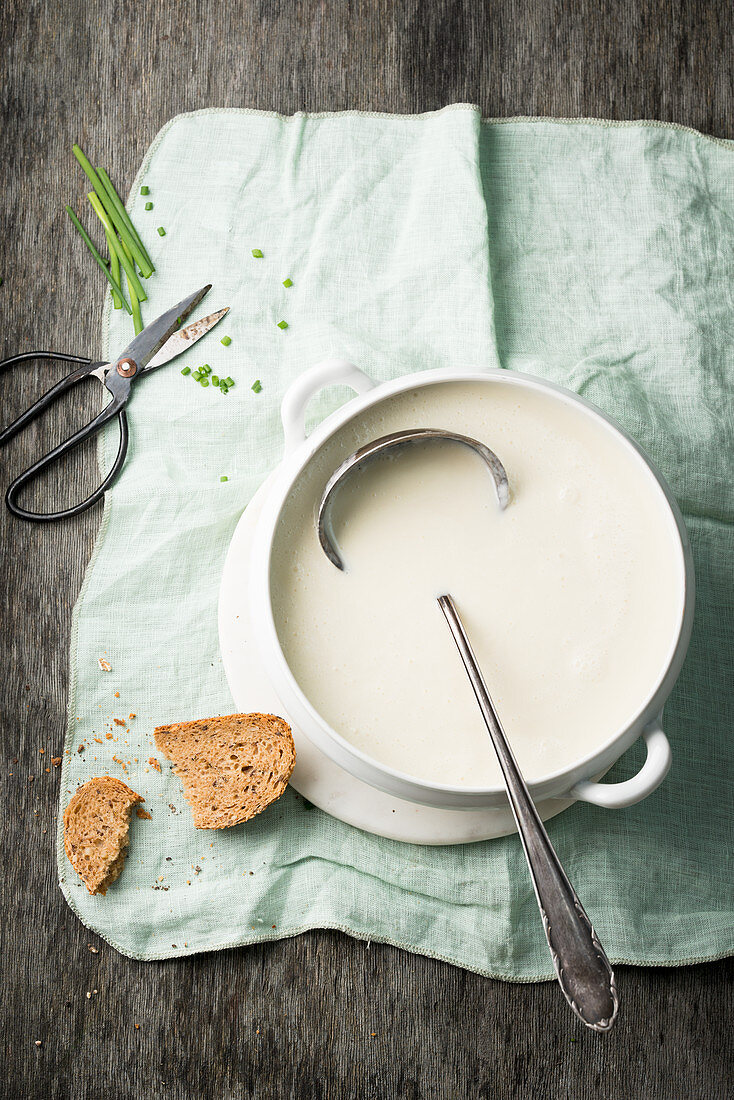 Cream of asparagus soup with bread