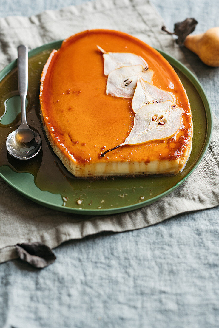 Crème caramel mit Birne und Parmesan