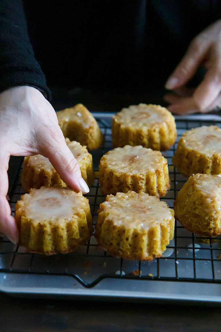 Orange-Mandel-Törtchen mit Orangenglasur