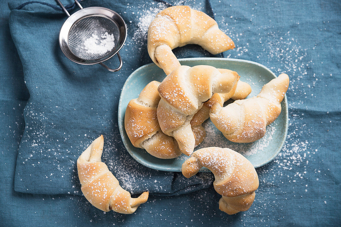 Vegane Hörnchen gefüllt mit Schokoladen-Erdnussbutter-Creme